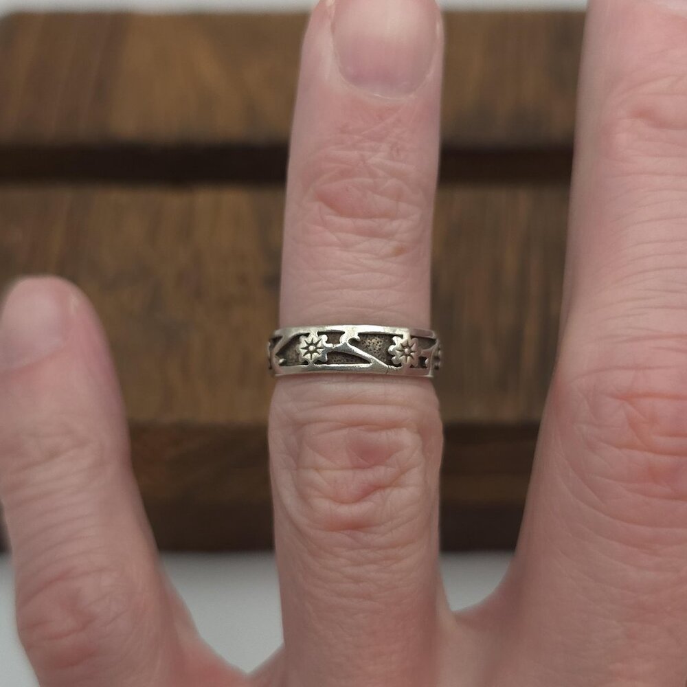 Size 4 Sterling Silver Flowers Toe Ring A1489